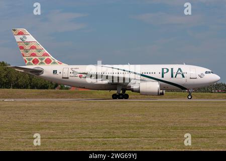 PIA Pakistan International Airlines Airbus A310-300 con registrazione AP-BEU rotolante sulla via di rullaggio V dell'aeroporto di Amsterdam Schiphol Foto Stock