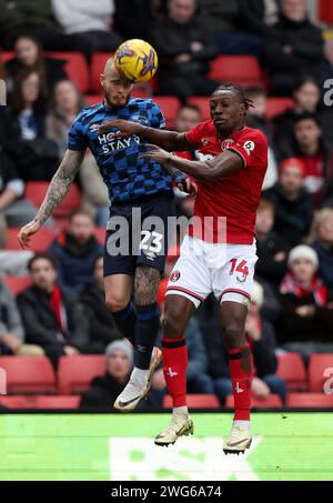 Joe Ward di Derby County (a sinistra) e Freddie lo di Charlton Athletic combattono per il pallone durante la partita Sky Bet League One a Valley, Londra. Data immagine: Sabato 3 febbraio 2024. Foto Stock