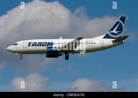 Tarom rumeno Boeing 737-300 con immatricolazione YR-BGE in finale per l'aeroporto di Amsterdam Schiphol. Foto Stock