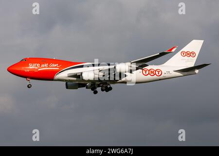 TNT Airways Boeing 747-400F con registrazione OO-THA in finale per l'aeroporto di Amsterdam Schiphol Foto Stock