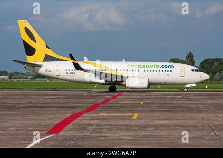 Olandese Transavia Boeing 737-700 con immatricolazione PH-OEJ in livrea Enerjet di base presso l'aeroporto di Rotterdam l'Aia Foto Stock