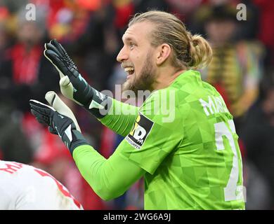 Magonza, Germania. 3 febbraio 2024. Calcio: Bundesliga, FSV Mainz 05 - Werder Bremen, Matchday 20, Mewa Arena: Il portiere di Mainz Robin Zentner in azione. Credito: Torsten Silz/dpa - NOTA IMPORTANTE: in conformità con le norme della DFL German Football League e della DFB German Football Association, è vietato utilizzare o utilizzare fotografie scattate nello stadio e/o della partita sotto forma di immagini sequenziali e/o serie di foto simili a video./dpa/Alamy Live News Foto Stock