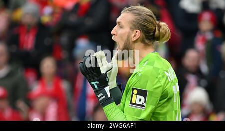 Magonza, Germania. 3 febbraio 2024. Calcio: Bundesliga, FSV Mainz 05 - Werder Bremen, Matchday 20, Mewa Arena: Il portiere di Mainz Robin Zentner in azione. Credito: Torsten Silz/dpa - NOTA IMPORTANTE: in conformità con le norme della DFL German Football League e della DFB German Football Association, è vietato utilizzare o utilizzare fotografie scattate nello stadio e/o della partita sotto forma di immagini sequenziali e/o serie di foto simili a video./dpa/Alamy Live News Foto Stock