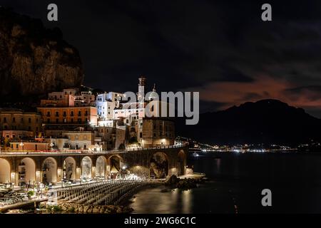 Panorama notturno del centro storico di Atrani, un piccolo borgo marinaro sulla costiera amalfitana Foto Stock