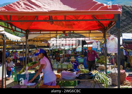 VILLA DE LEYVA, BOYACA, COLOMBIA - 06 gennaio 2024: Vista generale del colorato mercato tradizionale della città, nel centro della Colombia. Foto Stock