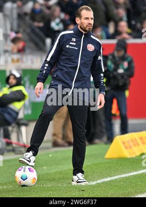 Magonza, Germania. 3 febbraio 2024. Calcio: Bundesliga, FSV Mainz 05 - Werder Bremen, Matchday 20, Mewa Arena: Allenatore di Mainz Jan Siewert sul pallone. Credito: Torsten Silz/dpa - NOTA IMPORTANTE: in conformità con le norme della DFL German Football League e della DFB German Football Association, è vietato utilizzare o utilizzare fotografie scattate nello stadio e/o della partita sotto forma di immagini sequenziali e/o serie di foto simili a video./dpa/Alamy Live News Foto Stock