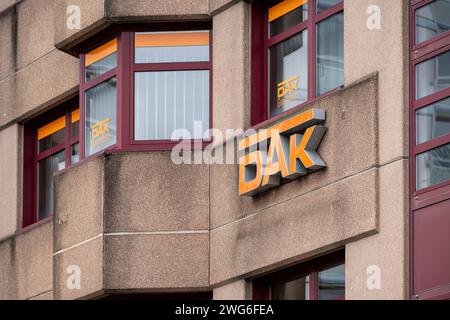 Aktuelles DAK Krankenkassen-Logo an einer 80 1980er Jahre Hausfassade 03.02.2024, Limburgo: Symbolfoto, Illustrationsbild, Symbolbild, Illustrationsfoto Aktuelles DAK Krankenkassen-Logo an einer 80er Jahre Hausfassade Ein Schild mit Logo der DAK Krankenkasse, montiert an der Fassen-Hahre Wohnhnhnehnhen-en-en-Geschäftshaus. Limburg Hessen Germania *** attuale logo dell'assicurazione sanitaria DAK su una facciata degli anni '80 03 02 2024, Limburg foto simbolo, immagine illustrazione, immagine simbolo, foto illustrazione logo attuale dell'assicurazione sanitaria DAK su una facciata degli anni '80 Un cartello con il logo del da Foto Stock