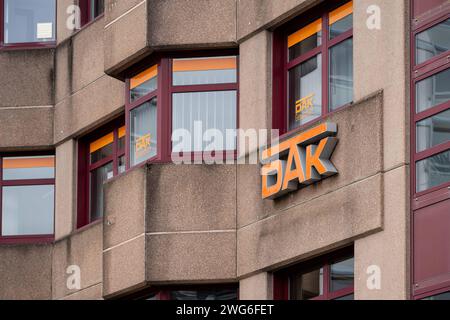 Aktuelles DAK Krankenkassen-Logo an einer 80 1980er Jahre Hausfassade 03.02.2024, Limburgo: Symbolfoto, Illustrationsbild, Symbolbild, Illustrationsfoto Aktuelles DAK Krankenkassen-Logo an einer 80er Jahre Hausfassade Ein Schild mit Logo der DAK Krankenkasse, montiert an der Fassen-Hahre Wohnhnhnehnhen-en-en-Geschäftshaus. Limburg Hessen Germania *** attuale logo dell'assicurazione sanitaria DAK su una facciata degli anni '80 03 02 2024, Limburg foto simbolo, immagine illustrazione, immagine simbolo, foto illustrazione logo attuale dell'assicurazione sanitaria DAK su una facciata degli anni '80 Un cartello con il logo del da Foto Stock