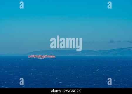 Tangeri, Marocco. 24 gennaio 2024. Una nave container Hapag-Lloyd naviga nello stretto di Gibilterra Foto Stock