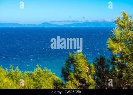 Vista panoramica dello stretto di Gibilterra, uno stretto che collega il Mar Mediterraneo con l'Oceano Atlantico e separa l'Africa dall'Europa Foto Stock