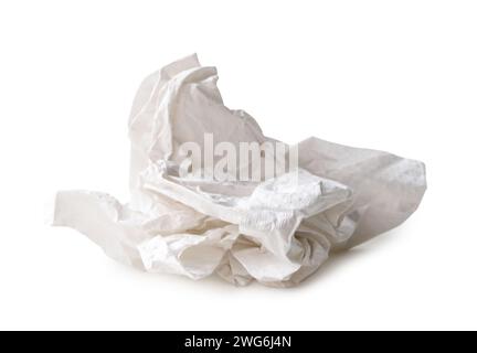Un solo fazzoletto di carta bianca avvitato o stropicciato o un tovagliolo di forma strana dopo l'uso in toilette o servizi igienici è isolato su sfondo bianco con ritaglio Foto Stock