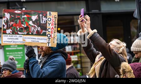 Royal Mile, Edimburgo, Scozia, Regno Unito, 3 febbraio 2024. Marcia pro palestinese: Centinaia di persone marciano in una protesta che sventola bandiere palestinesi in una manifestazione contro Israele organizzata dalla campagna di solidarietà della Palestina scozzese. Crediti: Sally Anderson/Alamy Live News Foto Stock