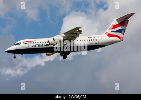 British Airways BAe Avro RJ-100 con registrazione G-CFAA in finale per Amsterdam Airport Schiphol Foto Stock