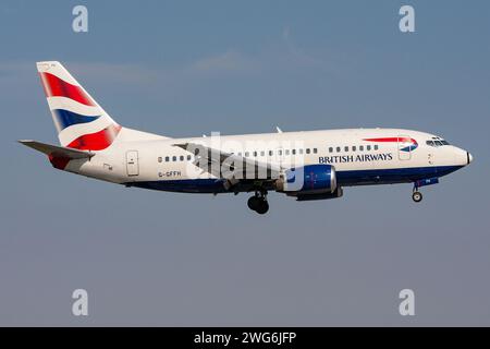 Boeing 737-500 della British Airways con registrazione G-GFFH in finale per l'aeroporto Schiphol di Amsterdam Foto Stock