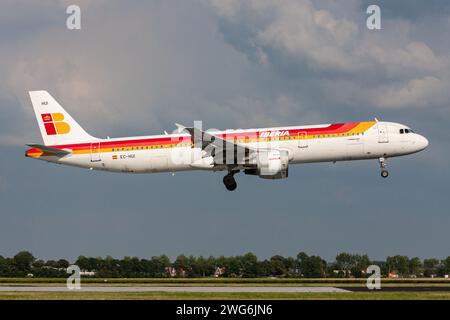 Spagnolo Iberia Airbus A321-200 con registrazione EC-HUI in finale breve per Amsterdam Airport Schiphol Foto Stock