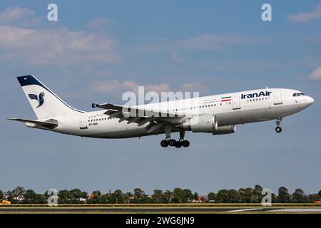 Iran Air Airbus A300-600 con registrazione EP-IBA in breve finale per Amsterdam Airport Schiphol Foto Stock