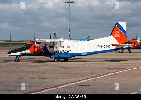 Guardia costiera olandese Dornier 228 con registrazione PH-CGC presso l'aeroporto Schiphol di Amsterdam Foto Stock