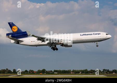 Tedesco Lufthansa Cargo McDonnell Douglas MD-11F con registrazione D-ALCC in finale breve per l'aeroporto di Amsterdam Foto Stock
