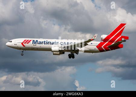 Olandese Martinair Cargo McDonnell Douglas MD-11 con registrazione PH-MCS in finale per Amsterdam Airport Schiphol Foto Stock