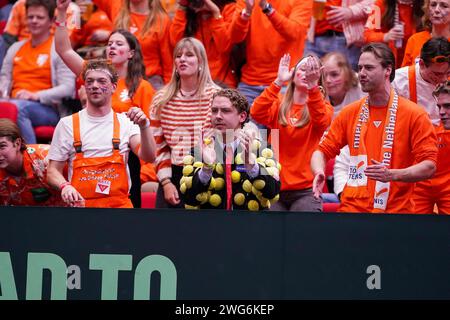 Groningen, Paesi Bassi. 3 febbraio 2024. GRONINGEN, PAESI BASSI - 3 FEBBRAIO: Tifosi olandesi durante la partita di qualificazione di Coppa Davis 2024 tra Paesi Bassi e Svizzera a MartiniPlaza il 3 febbraio 2024 a Groningen, Paesi Bassi. (Foto di Andre Weening/Orange Pictures) credito: dpa/Alamy Live News Foto Stock