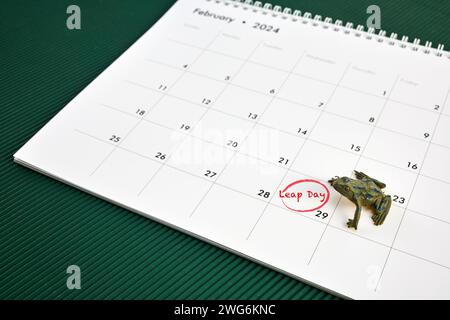 Negli anni bisestili del calendario, 29 febbraio, calendario di strappo,  mese tag, giovedì, leap giorno, Giorno feriale, dato, calendario, lascia  ancora in vita, la fotografia del prodotto Foto stock - Alamy