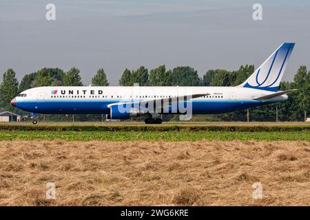 Boeing 767-300 della United Airlines con registrazione N663UA che rotola sulla strada di rullaggio V dell'aeroporto Schiphol di Amsterdam Foto Stock