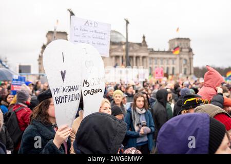 Berlino, Berlino, Germania. 3 febbraio 2024. 300,000 persone si riuniscono per la grande protesta ''žWir sind die Brandmauer' davanti alla sede tedesca del parlamento, il Bundestag, organizzata dalla rete ''Hand in Hand''. I manifestanti invitano i cittadini a smettere di guardare la normalizzazione di destra in Germania e in Europa. (Immagine di credito: © Andreas Stroh/ZUMA Press Wire) SOLO USO EDITORIALE! Non per USO commerciale! Crediti: ZUMA Press, Inc./Alamy Live News Foto Stock