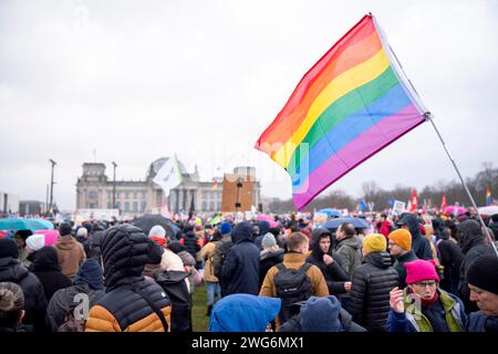 Berlino, Berlino, Germania. 3 febbraio 2024. 300,000 persone si riuniscono per la grande protesta ''žWir sind die Brandmauer' davanti alla sede tedesca del parlamento, il Bundestag, organizzata dalla rete ''Hand in Hand''. I manifestanti invitano i cittadini a smettere di guardare la normalizzazione di destra in Germania e in Europa. (Immagine di credito: © Andreas Stroh/ZUMA Press Wire) SOLO USO EDITORIALE! Non per USO commerciale! Crediti: ZUMA Press, Inc./Alamy Live News Foto Stock