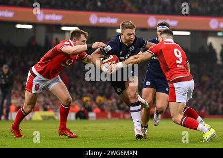 Kyle Steyn di Scozia viene affrontato da Gareth Davies del Galles durante il Guinness 6 Nations Match 2024 Wales vs Scotland al Principality Stadium, Cardiff, Regno Unito, 3 febbraio 2024 (foto di Craig Thomas/News Images) Foto Stock