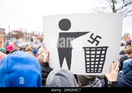 Berlino, Berlino, Germania. 3 febbraio 2024. 300,000 persone si riuniscono per la grande protesta ''žWir sind die Brandmauer' davanti alla sede tedesca del parlamento, il Bundestag, organizzata dalla rete ''Hand in Hand''. I manifestanti invitano i cittadini a smettere di guardare la normalizzazione di destra in Germania e in Europa. (Immagine di credito: © Andreas Stroh/ZUMA Press Wire) SOLO USO EDITORIALE! Non per USO commerciale! Crediti: ZUMA Press, Inc./Alamy Live News Foto Stock