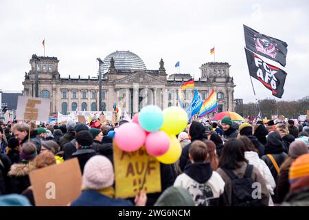 Berlino, Berlino, Germania. 3 febbraio 2024. 300,000 persone si riuniscono per la grande protesta ''žWir sind die Brandmauer' davanti alla sede tedesca del parlamento, il Bundestag, organizzata dalla rete ''Hand in Hand''. I manifestanti invitano i cittadini a smettere di guardare la normalizzazione di destra in Germania e in Europa. (Immagine di credito: © Andreas Stroh/ZUMA Press Wire) SOLO USO EDITORIALE! Non per USO commerciale! Crediti: ZUMA Press, Inc./Alamy Live News Foto Stock