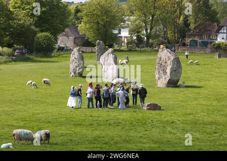 Turisti in visita ad Avebury nel wiltshire Foto Stock