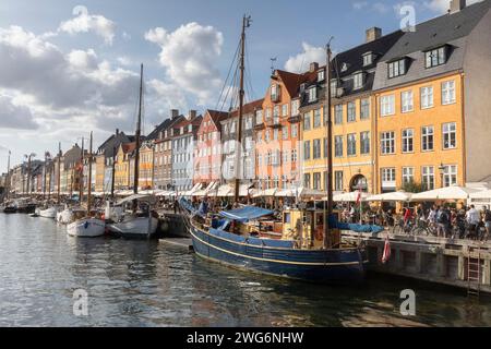 Nyhavn o New Harbour è un porto del XVII secolo, canale e quartiere dei divertimenti di Copenhagen. Foto Stock