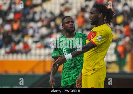 ABIDJAN, COSTA d'Avorio - 2 FEBBRAIO; Frank Onyeka della Nigeria e Kialonda Gaspar dell'Angola durante la TotalEnergies Caf Africa Cup of Nations (Afcon Foto Stock