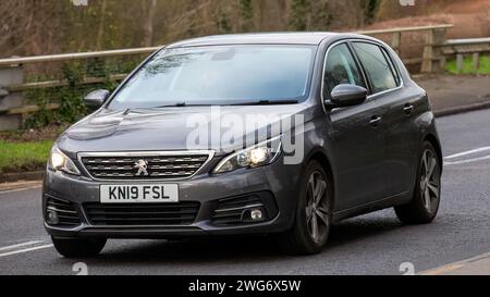 Milton Keynes, Regno Unito - 3 febbraio 2024: 2019 Peugeot 308 guida su una strada inglese. Foto Stock