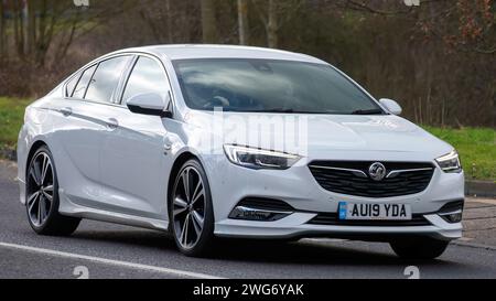 Milton Keynes, UK-3 febbraio 2024: 2019 auto Vauxhall Insignia bianca che guida su una strada inglese. Foto Stock