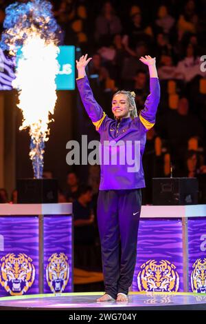 Baton Rouge, LOUISIANA, USA. 2 febbraio 2024. Olivia Dunne della LSU viene presentata alla folla prima dell'azione della NCAA Gymnastics tra gli Arkansas Razorbacks e le LSU Tigers al Pete Maravich Assembly Center di Baton Rouge, LOUISIANA. Jonathan Mailhes/CSM/Alamy Live News Foto Stock