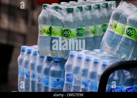 Düsseldorf 03.02.2024 Lebensmittel Discounter Supermarkt Vio Coca-Cola Konzern Mineralwasser Trinkwasser PET-Flaschen Plastikpfand Pfandflasche Kunstoffpfand Mikroplastik Pfandpflicht Kunststoffverpackung Flaschenpfand Düsseldorf Nordrhein-Westfalen Deutschland *** Düsseldorf 03 02 2024 Food Discounter Supermarket Vio Coca Cola Group acqua minerale acqua potabile bottiglie in PET plastica Deposito bottiglia Deposito di plastica Microplastiche Deposito obbligatorio in plastica Deposito in bottiglia Düsseldorf Renania settentrionale-Vestfalia Germania Foto Stock