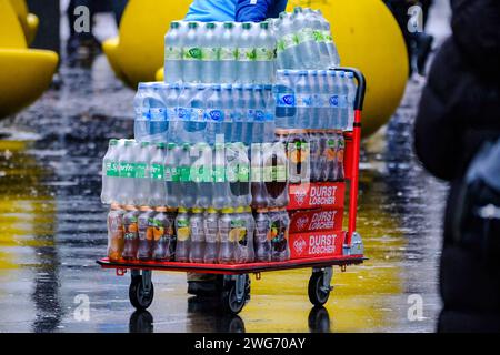 Düsseldorf 03.02.2024 Lebensmittel Discounter Supermarkt Vio Coca-Cola Konzern Mineralwasser Sprite Fuze Tea Fuzetea Durstlöscher Trinkwasser PET-Flaschen Plastikpfand Pfandflasche Kunstoffpfand Mikroplastik Pfandpflicht Kunststoffverpackung Flaschenpfand Düsseldorf Nordrhein-Westfalen Deutschland *** Düsseldorf 03 02 2024 Food Discounter Supermarket Vio Coca Cola Group acqua minerale Sprite Fuze Tea Fuzetea dissetante acqua potabile bottiglie in PET Deposito di plastica Deposito di bottiglie in plastica Deposito di imballaggio in plastica deposito in bottiglia Düsseldorf Renania settentrionale-Vestfalia Germania Foto Stock