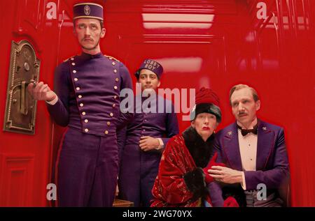 IL GRAND BUDAPEST HOTEL 2014 Fox Searchlight Pictures film con Ralph Fiennes alla destra nei panni di Monsieur Gustave H e Tilda Swinton nei panni di Madame D. Foto Stock