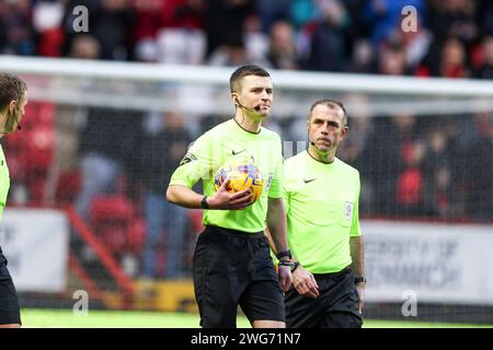 Londra sabato 3 febbraio 2024. Arbitro match ed Duckworth durante la partita di Sky Bet League 1 tra Charlton Athletic e Derby County a The Valley, Londra sabato 3 febbraio 2024. (Foto: Tom West | mi News) crediti: MI News & Sport /Alamy Live News Foto Stock