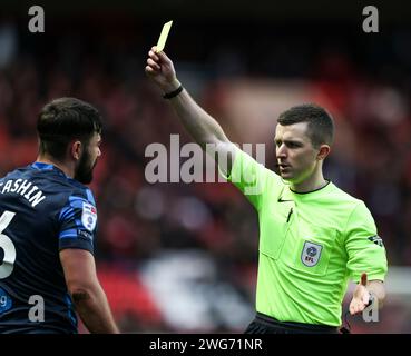 Londra sabato 3 febbraio 2024. L'arbitro della partita ed Duckworth dà un cartellino giallo durante la partita di Sky Bet League 1 tra Charlton Athletic e Derby County a The Valley, Londra sabato 3 febbraio 2024. (Foto: Tom West | mi News) crediti: MI News & Sport /Alamy Live News Foto Stock