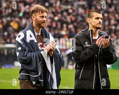 Amburgo, Deutschland. 3 febbraio 2024. St Pauli gewinnt mit 3:2 gegen Greuther Fuerth. Carlo Boukhalfa (FC St Pauli n. 16), Adam Dzwigala (FC St. Pauli #25) jubeln und applaudieren den fans. GER, FC St. Pauli vs. SpVgg Greuther Fuerth, Bundesliga, 20. Spieltag, Spielzeit 2023/2024, 03.02.2024 foto: Eibner-Pressefoto/ Stephanie Zerbe DFB/DFL REGULATIONS PROIBISCONO QUALSIASI USO DI FOTOGRAFIE COME SEQUENZE DI IMMAGINI E/O QUASI-VIDEO/dpa/Alamy Live News Foto Stock