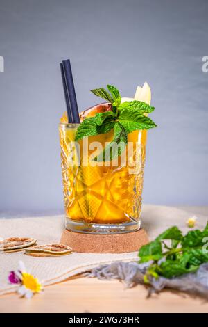 Un bicchiere di frutto della passione brasiliano con menta fresca. Foto Stock