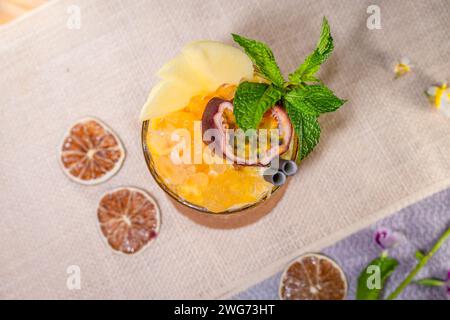 Un bicchiere di frutto della passione brasiliano con menta fresca. Foto Stock