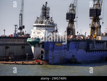 Pescherecci da traino in manutenzione a Walvis Bay, Namibia Foto Stock