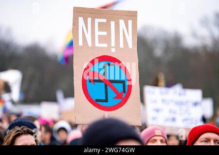 Berlino, Berlino, Germania. 3 febbraio 2024. Firmare žNein (no) alla protesta žWir sind die Brandmauer di fronte alla sede tedesca del parlamento, il Bundestag, organizzata dalla rete Hand in Hand. I manifestanti invitano i cittadini a smettere di guardare la normalizzazione di destra in Germania e in Europa. (Immagine di credito: © Andreas Stroh/ZUMA Press Wire) SOLO USO EDITORIALE! Non per USO commerciale! Crediti: ZUMA Press, Inc./Alamy Live News Foto Stock