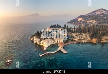 Vista aerea di Punta San Vigilio sul Lago di Garda al tramonto invernale, Verona, Veneto, Italia Foto Stock