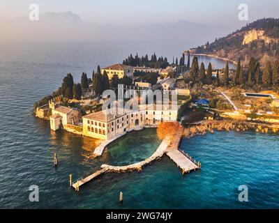 Vista aerea di Punta San Vigilio sul Lago di Garda al tramonto invernale, Verona, Veneto, Italia Foto Stock