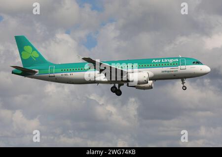 Irish Aer Lingus Airbus A320-200 con registrazione EI-DEL in finale per Amsterdam Airport Schiphol Foto Stock